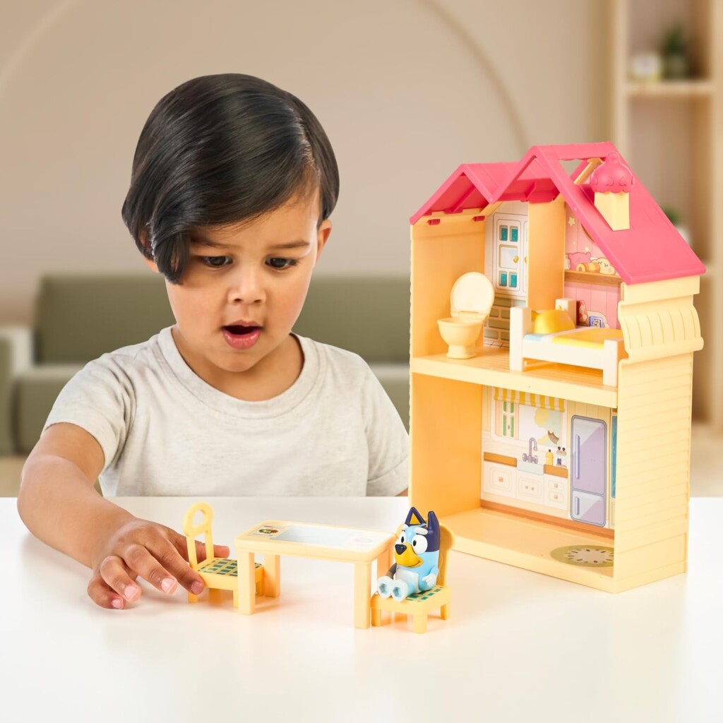 Bluey Mini Home Playset | Compact House Playset with Carry Handle | Three Different Rooms | Kitchen, Bedroom and Bathroom | Includes Figure with 5 Play Pieces - Image 4